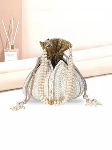 Bolso Potli de Algodón Hecho a Mano con Bordado de Seda y Cordón de Perlas en Gris Plateado para Bodas de Lujo - Product Image 2
