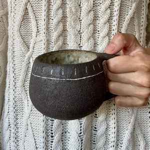 Ensemble de tasses à café de bureau en grès japonais vintage, tasse à cappuccino et soucoupe à thé du soir par Universal Overseas - Product Image 5