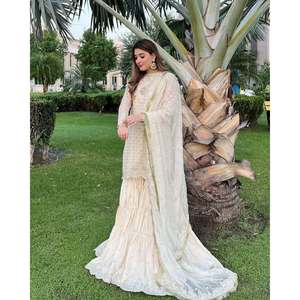 Ensemble de vêtements de fête pour femmes de créateur haut bas Dupatta avec travail de séquence de broderie - Product Image 2