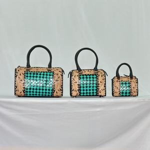 Bolsa de Viaje de Cuero Floral de Lujo Hecha a Mano con Cierre de Cremallera en Color Verde Azulado y Marrón, Diseño Duradero - Product Image 5