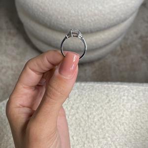 Anillo de Compromiso de Tres Piedras con Diamante Cultivado en Laboratorio de Corte Esmeralda de 5 Quilates, Piedra Trapezoidal, Oro Blanco de 14k, Lujoso Anillo de Diamantes Trilogía - Product Image 6