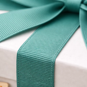 ริบบิ้นโกรเกรนสีเขียวอมฟ้าขนาด 10 มม. ผลิตจากโพลีเอสเตอร์ 100% ทนต่อการหดตัว แบบหน้าเดียว สำหรับตกแต่งเสื้อผ้า จากบริษัทนีลกามัล อินดัสทรีส์ - Product Image 1