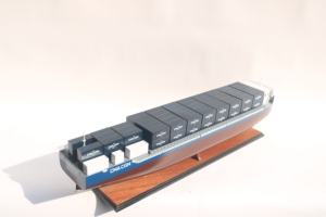Maqueta de Buque Portacontenedores de Madera Hecha a Mano - Réplica a Escala de Buque de Carga Comercial, Decoración de Escritorio, Contenedor CMA CGM - Product Image 3