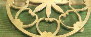 Trípode Decorativo para Mesa con Diseño de Estrella Recortada en Latón Macizo con Acabado Dorado, Accesorios de Cocina, Venta Directa de Fábrica - Product Image 4