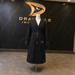 Gabardina Gótica de Mezclilla Negra Cruda para Hombre, Abrigo Largo con Cinturón y Costuras Rojas en Contraste, Estilo Grunge Urbano de Algodón Pesado - Product Image 1