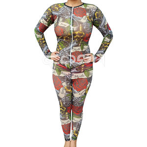 Camisa ajustada con cremallera y estampado de tatuajes y leggings de cintura alta - Product Image 1