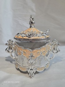 Azucarero de Lujo Estilo Turco Plateado, Esmaltado y Decorado, Recipiente Metálico para Dulces y Condimentos con Tapa y Cuchara - Product Image 3