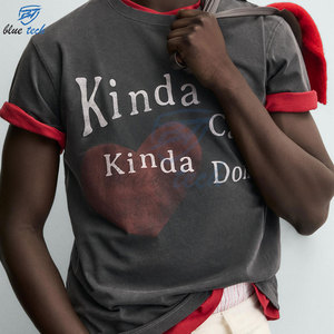 T-shirt à manches courtes gris pour homme Blue Tech avec bordure contrastée rouge et imprimé lettres, col rond décontracté en jersey de coton - Product Image 5