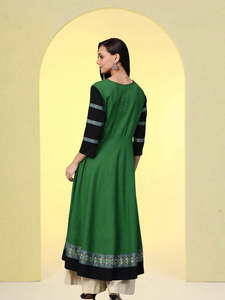Vente en gros de Kurta Anarkali en rayonne à imprimé floral vert et bleu, tenue traditionnelle décontractée d'été pour femmes - Product Image 5