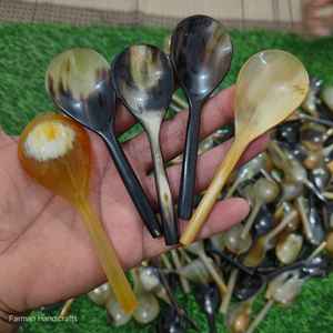 Ensemble de cuillères élégantes pour salade en corne de bœuf avec manche en os blanc, fabriquées à la main, de luxe, écologiques, pour la table de fête, à prix avantageux - Product Image 1