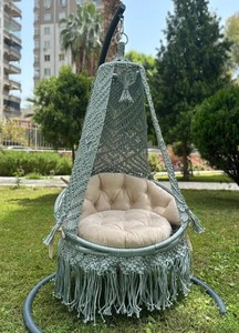 Fauteuil suspendu en macramé bohème fait main, résistant aux intempéries, avec coussin et kit de suspension (support non inclus) - Product Image 1