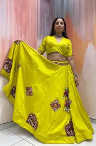 Lehenga Choli de satén de seda amarillo brillante con bordados y apliques, y dupatta de organza con trabajo de espejos, festivo. - Product Image 3