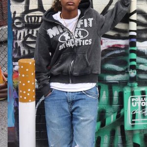 Sweat à capuche tricoté pour homme, style streetwear, avec détails déchirés, pour un look tendance et confortable - Product Image 5