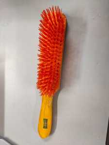 Brosse à poils rigides Dandy avec manche en bois pour le toilettage des chevaux - Product Image 2