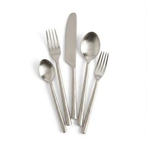 Juego de Cubiertos Creativos Ecológicos Dorados con Mango Martillado, Cubertería de Latón de Alta Calidad, Diseño Moderno para Restaurantes, Fiestas, Bodas y Eventos - Product Image 5