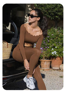 Ensemble de yoga blanc 2 pièces : Crop top épaules dénudées à manches longues à volants et Legging taille haute, sans couture et respirant - Product Image 3