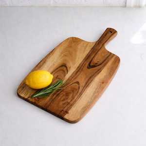 Tabla de cortar de madera maciza de acacia hecha a mano con asa, no tóxica, ideal para regalo, tabla de servir para cocina, tabla para embutidos y pan. - Product Image 4