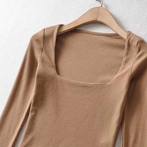 เสื้อครอปแขนยาวผู้หญิง ผ้าถัก สีพื้น ทรงเข้ารูป คอกลม สไตล์ลำลอง สีเทา สีดำ สีขาว สีน้ำตาล - Product Image 6