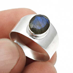 Anillo hecho a mano de plata de ley 925 con piedra preciosa de labradorita de corte ovalado, estilo bohemio, elegante banda de plata, joyería para él y para ella. - Product Image 5
