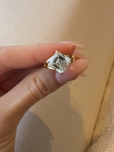 Anillo de Diamante Cultivado en Laboratorio con Corte Asscher de 2 Quilates, Anillo de Compromiso de Oro Amarillo de 14k con Vástago Dividido, Certificado por IGI - Product Image 4