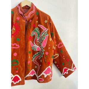 Chaqueta de terciopelo con motivo de dragón de inspiración vintage para mujer, bordada a mano, estilo bohemio, para festivales. - Product Image 2