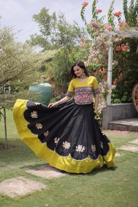 Lehenga Choli de Seda con Bordado de Loto Amarillo y Negro, Vestido Tradicional para Mujer, para Bodas y Festivales - Product Image 4