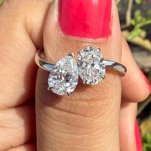 Bague Toi et Moi en or 14 carats _ Bague de fiançailles avec diamant de laboratoire en forme de poire et d'ovale - Product Image 1
