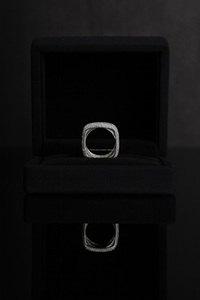 แหวนเงินทรงสี่เหลี่ยมประดับเพชรแบบ Unisex ดีไซน์หรูหราสไตล์ฮิปฮอป ชุบทองคำขาว เหมาะสำหรับผู้ชายและผู้หญิง เป็นของขวัญสำหรับวันครบรอบ - Product Image 2