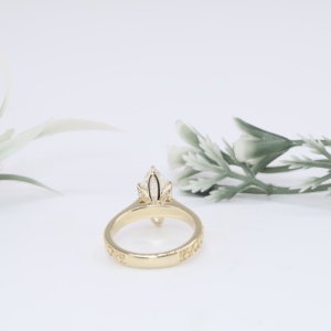 Bague de fiançailles vintage en or jaune avec diamant de laboratoire taille marquise, gravée à la main, motif floral en spirale, panneau en forme de panier de tulipes, bijoux fins - Product Image 3