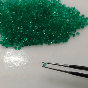 พลอยออนิกซ์สีเขียวธรรมชาติ ขนาด 2 มม. รูปทรงกลมเจียระไนแบบบริลเลียนท์ คุณภาพดีที่สุด พลอยเม็ดเดี่ยวสำหรับทำเครื่องประดับ จากเรดเมาน์เทน เจมส์ - Product Image 1