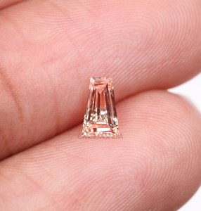 Diamantes de Laboratorio con Certificación IGI, Corte Baguette Cónico, Color Rosa Fantasía, Claridad VVS1, OM GEMS Premium, Los Más Vendidos - Product Image 3