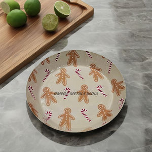 Plateau décoratif crème moderne avec design amusant en pain d'épice idéal pour servir des friandises et ajouter de la joie à votre table de vacances - Product Image 1