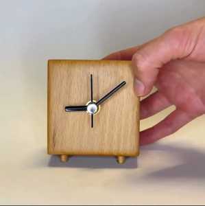 Petite horloge ronde en bois, cadran blanc, chiffres noirs, minimaliste, artistique, artisanale, contemporaine, pour la maison ou le bureau - Product Image 6