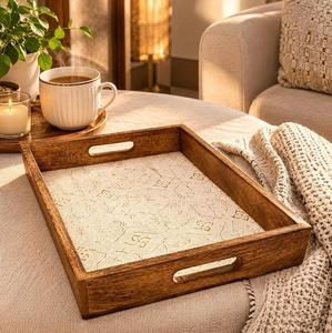 Plateau de rangement en bois rectangulaire, motif floral en relief, finition polie, utilisation en cuisine, luxe moderne, compatible lave-vaisselle - Product Image 1