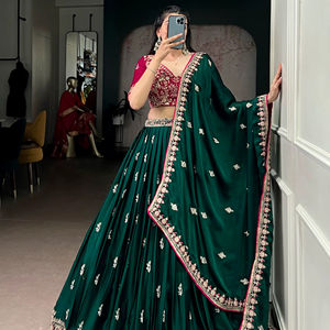 ชุดเลเฮนกาโชลีผ้าไหมดีไซน์เนอร์สุดพิเศษสำหรับผู้หญิง พร้อมลายปักดอกไม้และงานปักที่ด้านล่างอย่างประณีต สไตล์อินเดีย-ปากีสถาน - Product Image 1