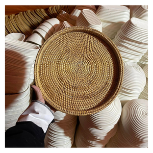 Sous-plat élégant en rotin fait main à motif floral |   Assiette de présentation en osier naturel pour la mise en table |   Décoration de table écologique - Product Image 5