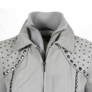 Blouson moto en cuir véritable pour femme, coupe ajustée élégante, orné de détails métalliques, rivets et fermeture avant - Product Image 5