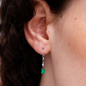 Pendientes Colgantes de Oro Blanco de 14 Quilates con Esmeralda Corte Pera y Detalles de Diamantes, Diseño de Broche de Palanca, Joyería Fina para Novia - Product Image 2