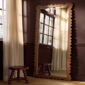 Miroir sur pied rustique surdimensionné entouré d'un cadre en bois épais, richement sculpté à la main avec des motifs floraux et de feuilles, en gros. - Product Image 2