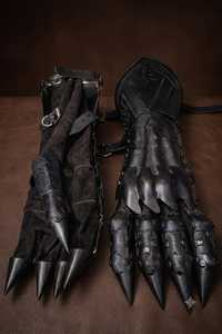 ถุงมือเหล็กสไตล์โบราณแบบอัศวิน ชุบนิกเกิลสีดำ ผลิตจากโลหะหล่อ - Product Image 4