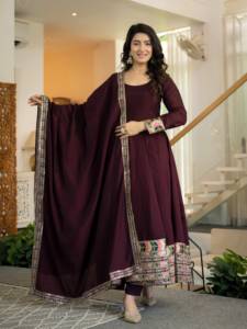Ensemble prêt-à-porter Anarkali en soie romaine, entièrement brodé et orné de sequins, avec haut, bas et dupatta, entièrement cousu. - Product Image 2