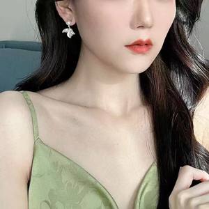 Pendientes de Perlas de Agua Dulce con Esmalte Retro Estilo Francés, Diseño de Flor con Efecto de Goteo de Aceite, Lujo Ligero, Versátiles, Delicados y Elegantes - Product Image 4