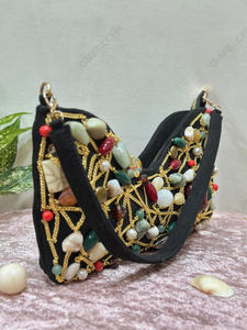 Sac à main noir en forme de croissant avec chaîne dorée et ornements en pierres mélangées – Accessoire de soirée élégant à porter à l'épaule - Product Image 3