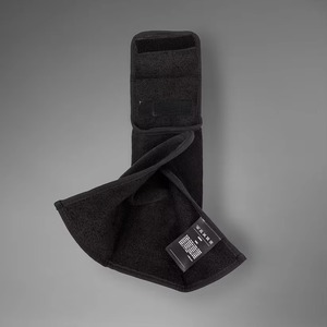 Serviette de sport noire personnalisée en tissu avec anse, douce et absorbante, pour l'entraînement sportif (thème football américain) - Product Image 1