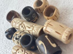 Coniferhandmades - Cuentas de Hueso Negro Natural Talladas a Mano con Orificio Grande, Separadores de Joyería Sostenibles, Componentes Artesanales Pulidos - Product Image 3
