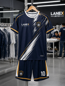 Ensemble de tenue de football professionnel avec maillot et short, tissu léger et respirant, idéal pour les clubs et les écoles - Product Image 6