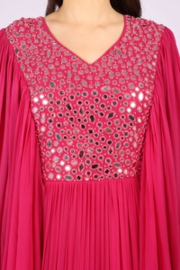 Collection de vêtements de créateurs modernes, robe longue à col en V pour femmes, plissée avec travail de miroir, conçue pour les passionnées de mode - Product Image 4