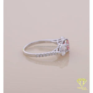 Anillo de Compromiso de Tres Piedras con Diamante Moissanite Redondo Rosa, Anillo de Promesa Nupcial Clásico de Oro Blanco para Mujer, Regalo - Product Image 3