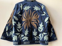 Veste courte en velours brodée Suzani faite à la main pour femmes, style ouzbek, pour les amateurs de mode artisanale et de slow fashion, vêtement d'extérieur tendance