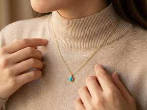 Collar con Colgante Redondo de Turquesa, Plata de Ley 925, Baño de Oro, Cristal Morado/Lila, Piedra de Nacimiento de Diciembre, Hecho a Mano, Minimalista - Product Image 3
